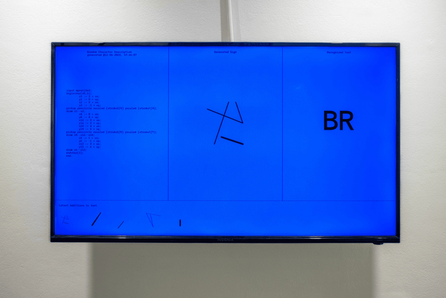 A screen in a museum showing a screen split in three, with — from left to right — a code excerpt, a line drawing in Metafont, and a recognoízed sign reading »BR«. All on a bright blue background.