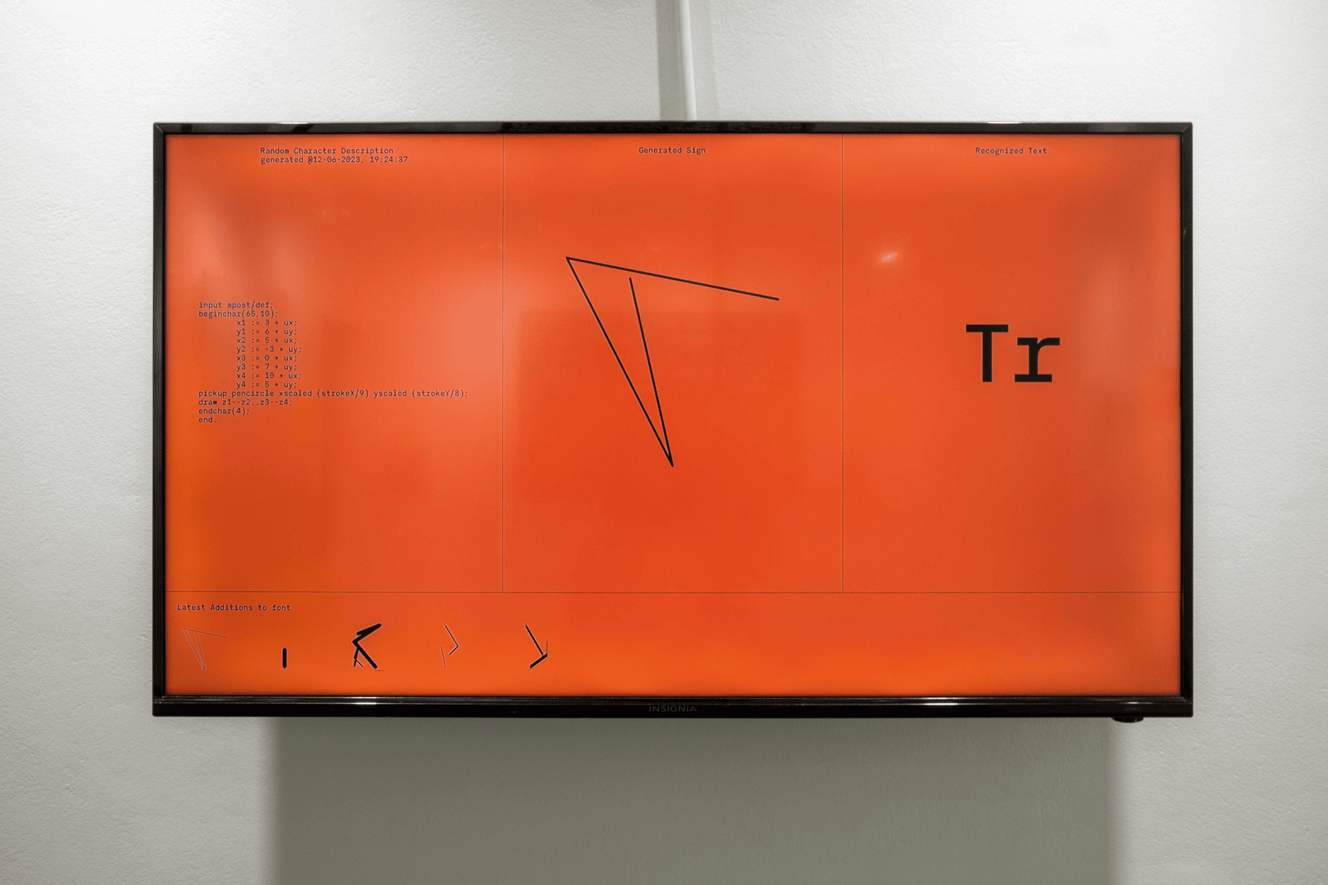 A screen in a museum showing a screen split in three, with — from left to right — a code excerpt, a line drawing in Metafont, and a recognoízed sign reading »Tr«. All on a bright orange background.